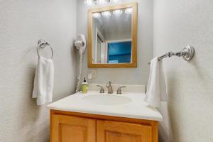 un baño con lavabo y espejo en Birch Tree Lane - Unit 314, en Bar Harbor 17 fotos más