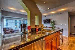 een keuken met een spoelbak en een aanrechtblad bij Newmark Tower Seattle Suite in Seattle