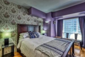 een paarse slaapkamer met een bed en een raam bij Newmark Tower Seattle Suite in Seattle +17 foto's