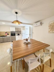 a kitchen and dining room with a wooden table and chairs at Casa espectacular con 3 habitaciones en suite de lujo, 4 baños, patio al aire libre con jacuzzi y ubicacion perfecta a 3 cuadras de la plaza - Bonavista Rentals in Salta