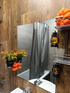 a bathroom with a sink and a mirror with pumpkins at Апартаменти в центрі Хмельницького (біля ТРЦ ЛибідьПлаза) in Khmelʼnytsʼkyy +16 photos