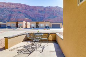 - Balcón con mesa y sillas y vistas a las montañas en Rim View 4, en Spanish Valley