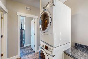 lavadora y secadora en una lavandería en Rim View 4, en Spanish Valley