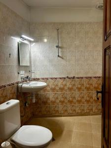 ein Badezimmer mit Toilette und Waschbecken in der Unterkunft Torlacite in Chiprovtsi