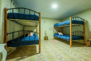 een kamer met 2 stapelbedden met blauwe lakens bij Luna Atacama in San Pedro de Atacama