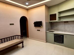 Kuchyň nebo kuchyňský kout v ubytování Srirangam Service Apartment