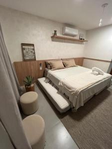 um quarto com uma cama e uma cadeira em Lapa 801 no Rio de Janeiro