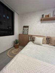 um quarto com uma cama grande e uma janela grande em Lapa 801 no Rio de Janeiro