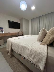 um quarto com uma cama grande e uma TV de tela plana em Lapa 801 no Rio de Janeiro mais 32 fotografias