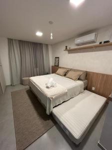 um quarto com duas camas e um ar condicionado em Lapa 801 no Rio de Janeiro