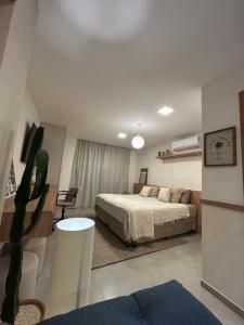 um quarto com uma cama e um cacto em Lapa 801 no Rio de Janeiro