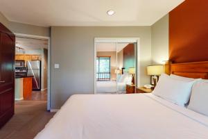 Giường trong phòng chung tại Town Plaza, Unit 302