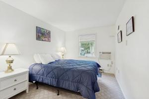 Postel nebo postele na pokoji v ubytování Birch Tree Lane - Unit 313