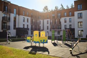 アウグストゥフにあるApartament CzarnyBlaskの建物前の公園内遊び場