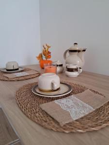 una mesa con dos platos y un set de té. en Prisciò, en Melendugno 39 fotos más