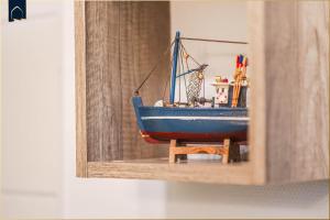 a small blue boat toy sitting on a table at Waldsiedlung Möwenkoje in Korswandt +36 photos
