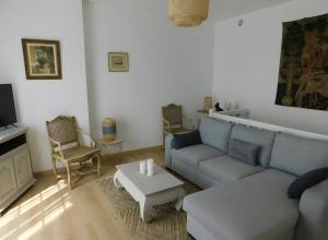 a living room with a couch and a coffee table at maison Amboise in Limeray