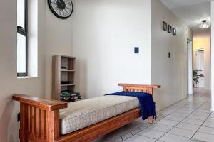 Un dormitorio con una cama y un reloj en la pared. en Costa Smeralda by First Private Stays, en Margate 114 fotos más