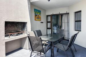Un comedor con mesa y sillas y chimenea. en Costa Smeralda by First Private Stays, en Margate