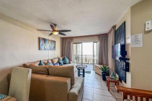 Una sala de estar con un sofá y un ventilador de techo. en Costa Smeralda by First Private Stays, en Margate