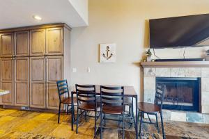 ein Esszimmer mit Tisch und Stühlen und einem Kamin in der Unterkunft Lake Chelan Shores - Beachfront Splendor 12-5 in Lakeside