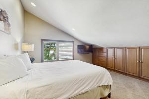 ein Schlafzimmer mit einem großen weißen Bett und einem Fenster in der Unterkunft Lake Chelan Shores - Beachfront Splendor 12-5 in Lakeside + 33 Fotos