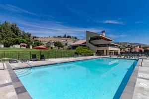 ein großes Schwimmbad mit Stühlen und einem Gebäude in der Unterkunft Lake Chelan Shores - Beachfront Splendor 12-5 in Lakeside