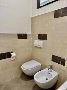 a bathroom with a toilet and a sink at Casa Gien in Ferrara +9 photos