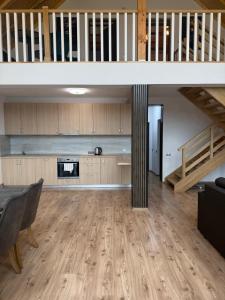 ein offenes Wohnzimmer mit Holzböden und einem Loft in der Unterkunft Cabana MBM in Baia Sprie