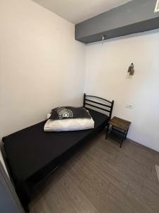 ヤシにあるCasa Bucovineanăのベッドルーム(黒いベッド1台、椅子付)