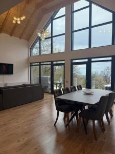 ein Esszimmer mit Tisch und Stühlen in der Unterkunft Cabana MBM in Baia Sprie