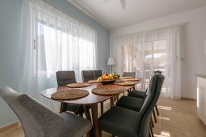 Posezení v ubytování Villa Sapphire - Luxury 5BR Designer Retreat with a Private Swimming Pool