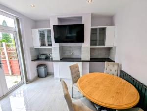 Kuchyň nebo kuchyňský kout v ubytování Recently renovated 4 bed home + 9 fotografií