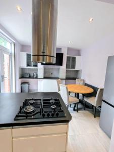 Kuchyň nebo kuchyňský kout v ubytování Recently renovated 4 bed home