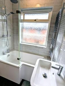 Koupelna v ubytování Recently renovated 4 bed home