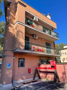 Flatinrome Residence Fiera في بونتي جاليريا: مبنى مع شرفة مع ألواح ركوب الأمواج