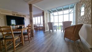 Μια τηλεόραση ή/και κέντρο ψυχαγωγίας στο Strandhotel 1