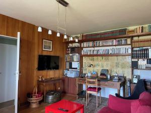 TV a/nebo společenská místnost v ubytování Villa spacieuse avec piscine à Plounéour-Brignogan