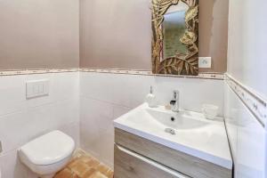 Vannituba majutusasutuses Maison confortable avec jardin à Talon - 90 m² +13 fotot