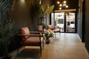 una fila de sillas en un pasillo con plantas en sQuare Hotel, en Frankfurt