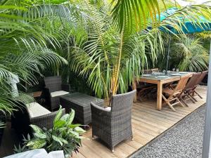 Aed väljaspool majutusasutust Villa charmante avec piscine à Piton Saint-Leu, 120 m²