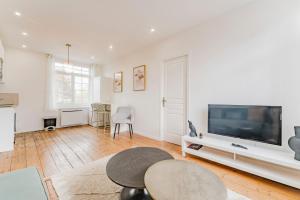 TV a/nebo společenská místnost v ubytování Appartement 1 chambre proche Croisé Laroche & tram
