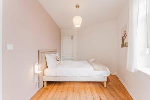 Postel nebo postele na pokoji v ubytování Appartement 1 chambre proche Croisé Laroche & tram + 9 fotografií