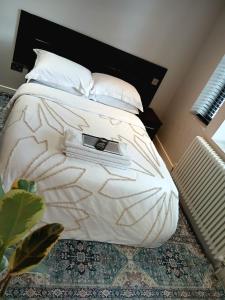 Ένα ή περισσότερα κρεβάτια σε δωμάτιο στο Luxury King Room Chiswick West London