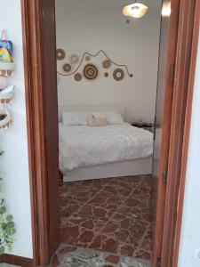 1 dormitorio con 1 cama en una habitación con espejo en Prisciò, en Melendugno
