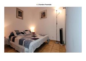 une chambre avec un lit avec une couverture noire et blanche dans l'établissement Appartement agréable avec piscine à Le Grau-du-Roi, au Grau-du-Roi 40 autres photos