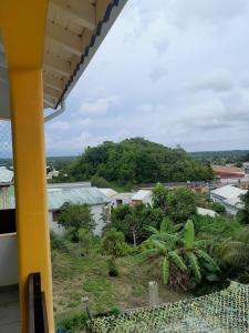 una vista desde el balcón de una casa en Appartement spacieux à Morne-à-l'Eau, 80 m², piscine privée, en Brion