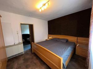 a bedroom with a large bed in a room at detached bungalow, 5 beds wifi smart tv terras 3 parkings keybox in Emlichheim