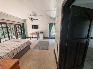 Voodi või voodid majutusasutuse Selbourne Cottages toas