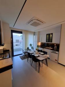 a kitchen and dining room with a table and chairs at كمباوند شقة مفروشة كومباوند الامعري المطار 222 in Amman